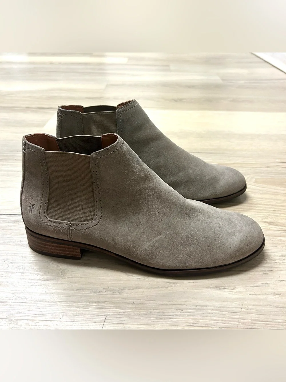 Frye Ankle Booties Chelsea Suede Women Sz 9M Taupe Pull On Boots Boho Minimalist